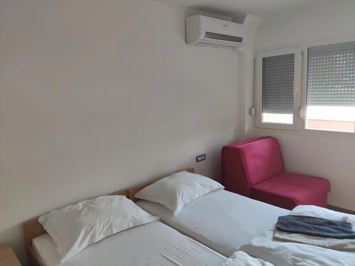 Erks Premantura Hostel 0*,
